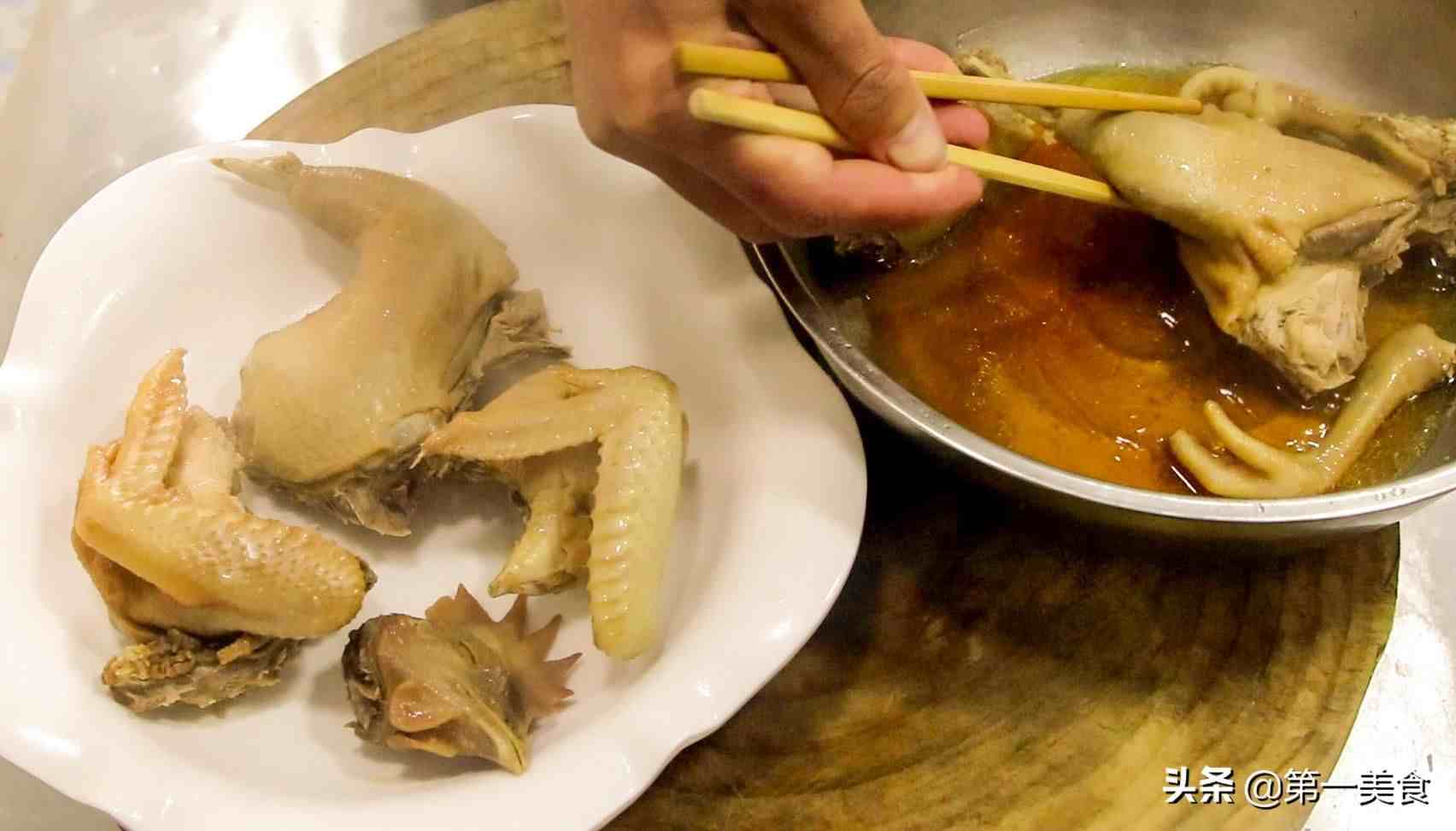 厨师长分享家常清蒸鸡做法，鸡肉爽滑细腻无腥味，营养价值高