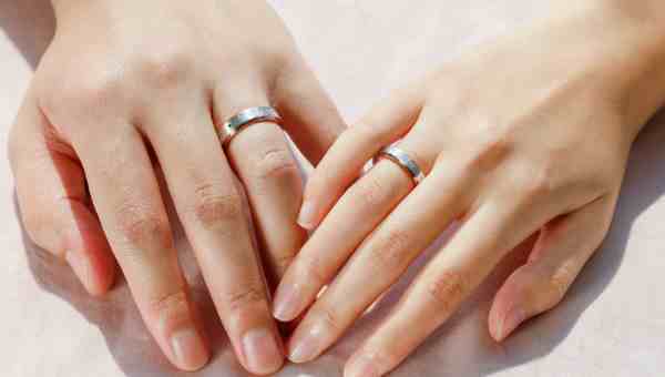 食指戴戒指是什么意思|五个手指戴戒指的含义大全