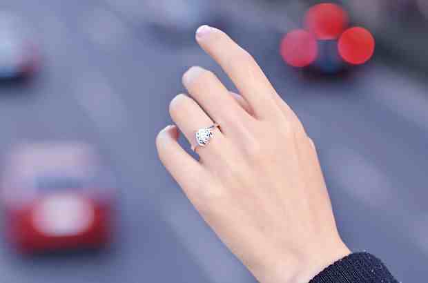 女生戴戒指的含义？|女生戴戒指的含义是什么？