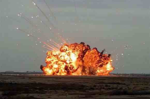 油罐车爆炸起因是啥？二次爆炸类似云爆弹，杀伤力巨大千万别围观
