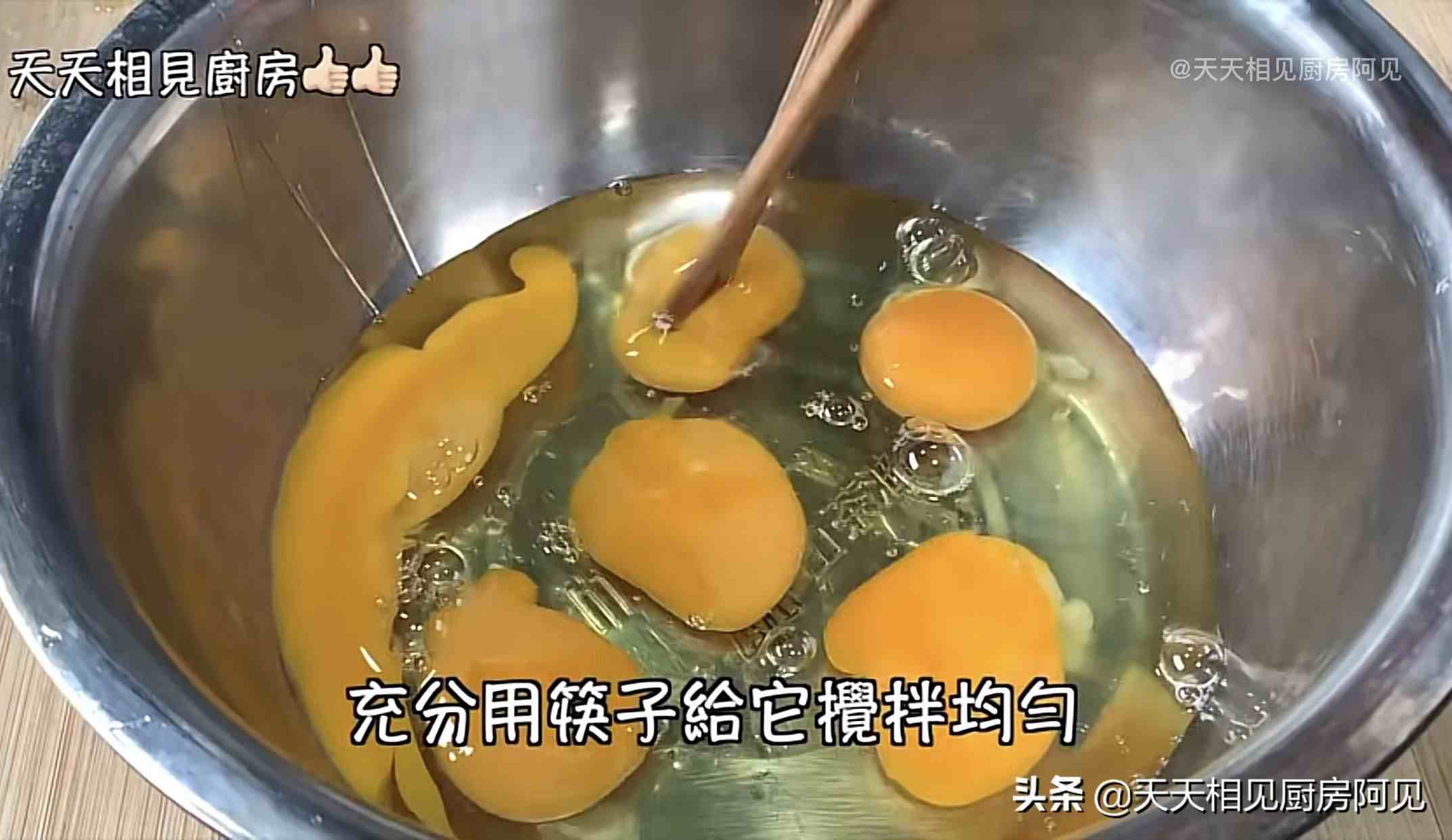 家里有电饭煲和鸡蛋就能做蛋糕，第一次做就能成功，蓬松暄软