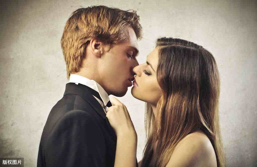 情侣间怎样开始第一次接吻？注意平衡与节奏，把接吻当成恋爱！