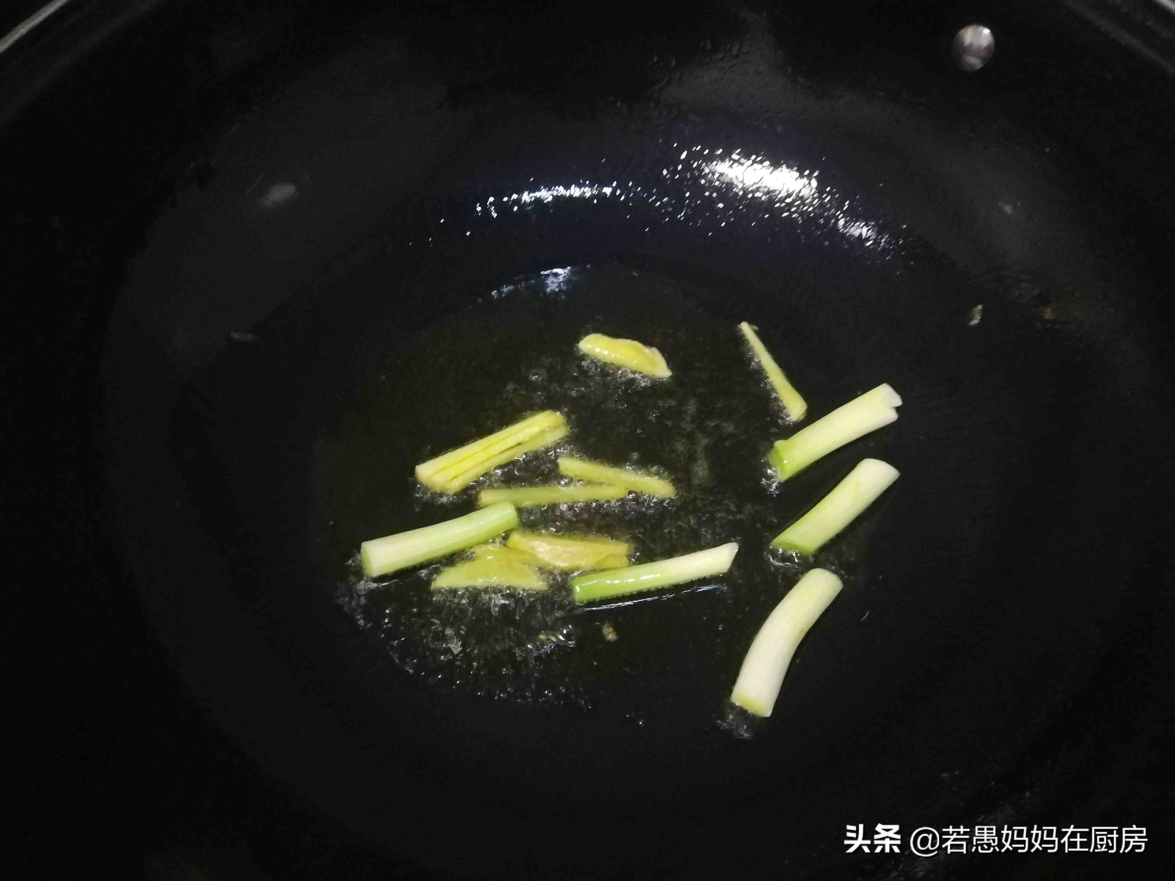 河蚌最好吃的做法，炖之前多做这一步，肉不老也不腥，非常下饭