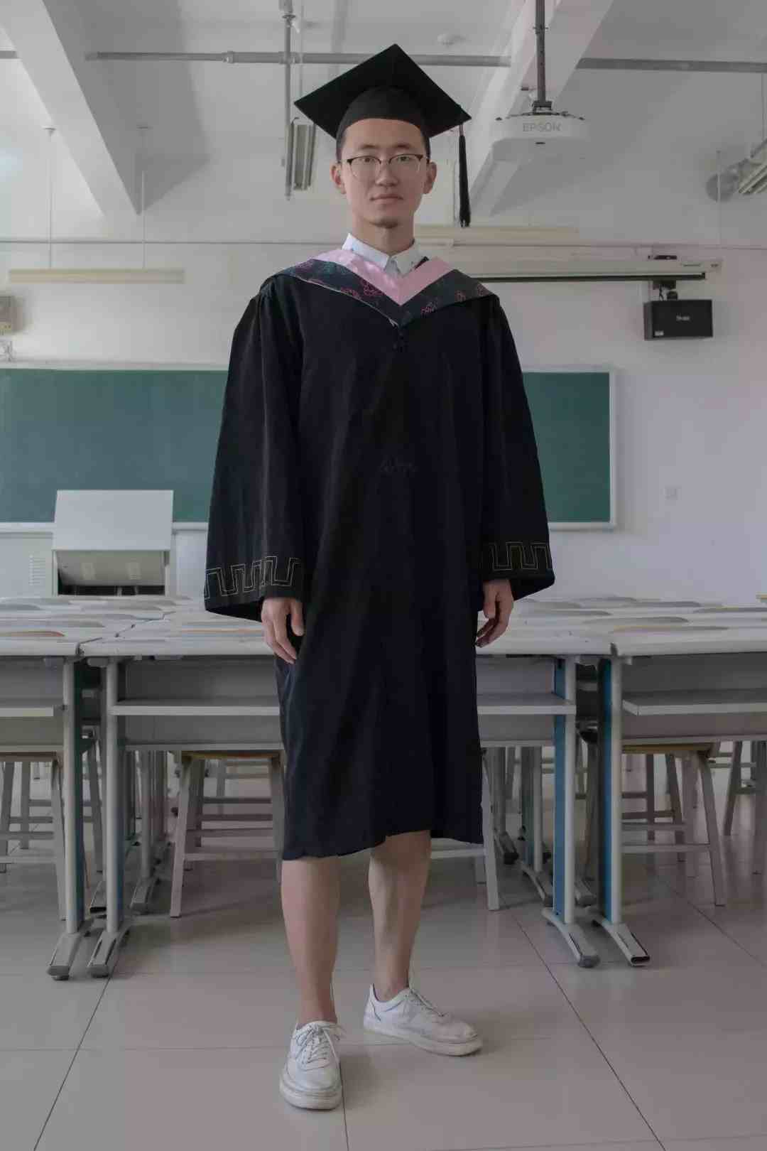 学士毕业服和硕士毕业服_父母穿儿学士服圆梦_新娘穿秀禾服新郎穿什么