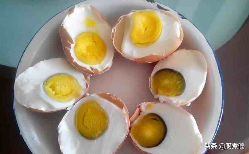家常腌鸡蛋这样做才是正确的，腌出来的鸡蛋口感细腻，超好吃
