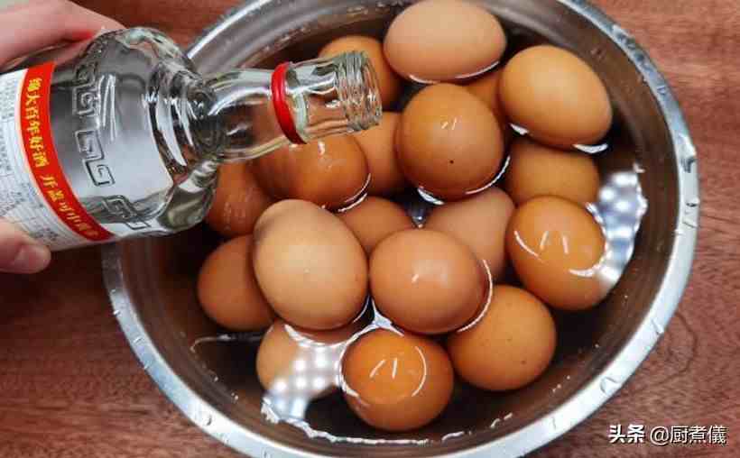 家常腌鸡蛋这样做才是正确的，腌出来的鸡蛋口感细腻，超好吃