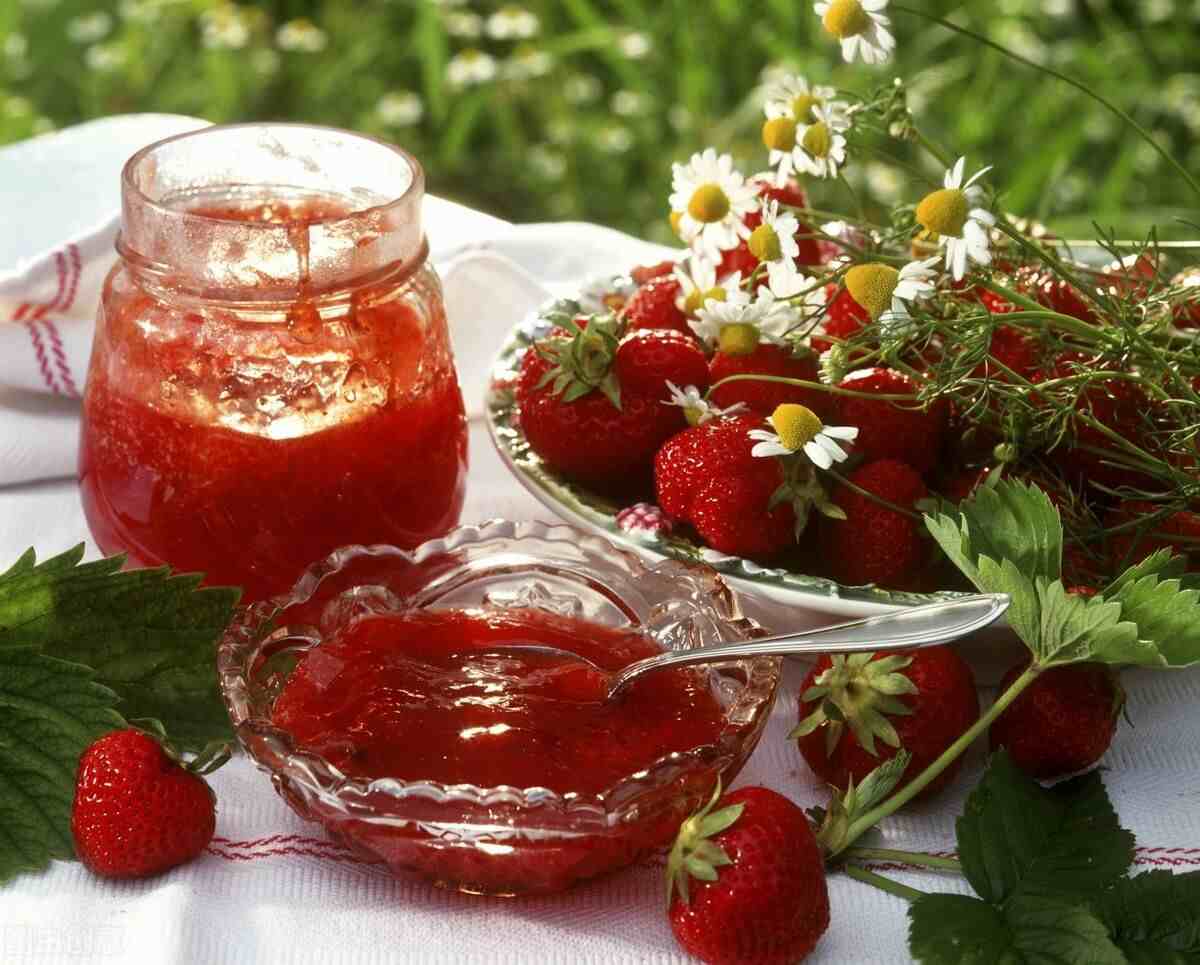 香浓草莓酱的超简单做法，草莓控们有福啦，快来动手做一下吧