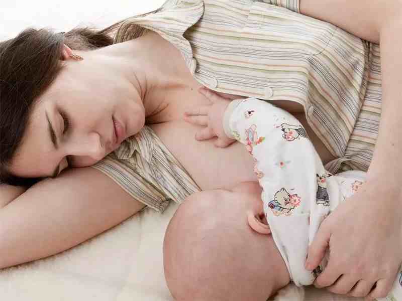 婴儿躺着吃奶好吗|躺着给宝宝喂奶好么？