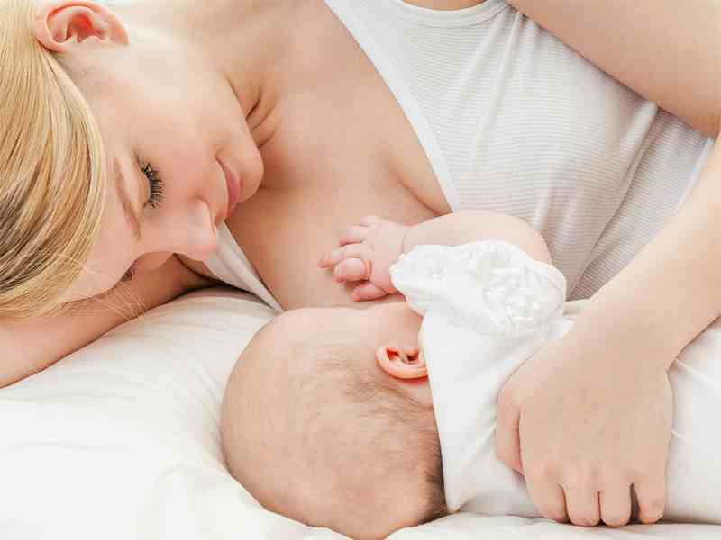 婴儿躺着吃奶好吗|躺着给宝宝喂奶好么？