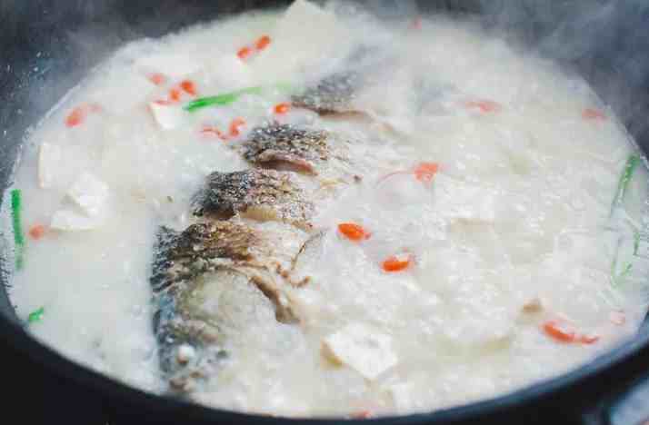 炖鱼汤怎么做才好喝？调料别乱加，只加3种就够了，汤不腥鲜味足