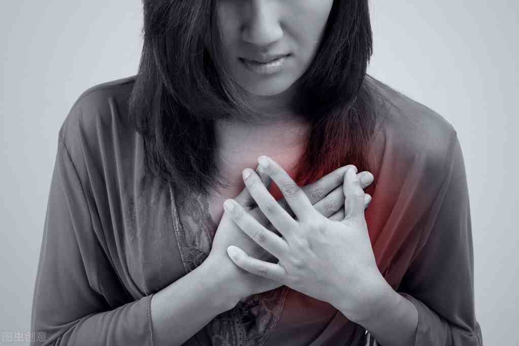 胸口突然刺痛是怎么回事？高度警惕5种危险的胸痛信号，千万不要轻视