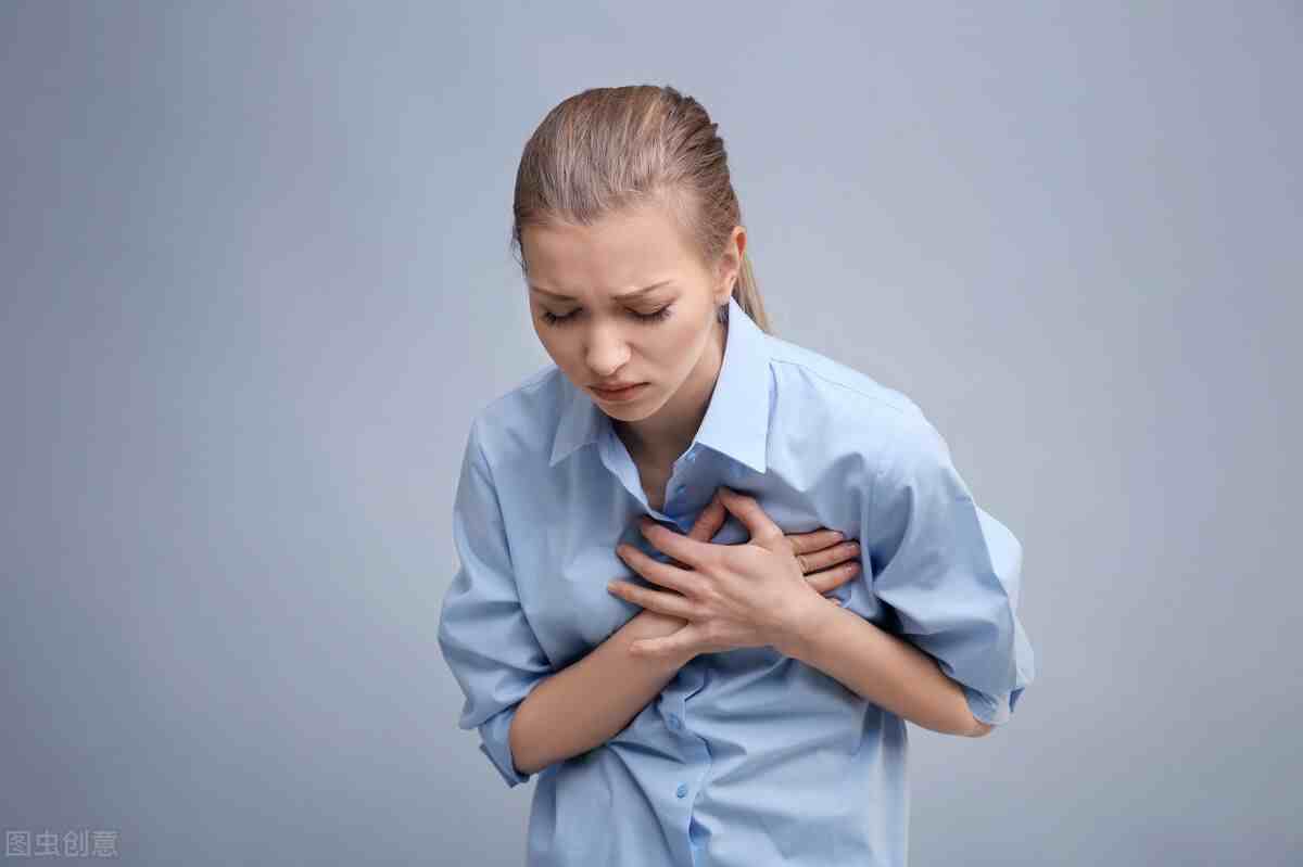 胸口突然刺痛是怎么回事？高度警惕5种危险的胸痛信号，千万不要轻视