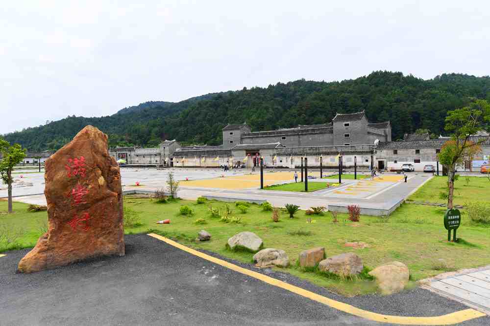 满堂客家大围位于韶关市始兴县隘子镇满堂村,是中国民居建筑中"方围"