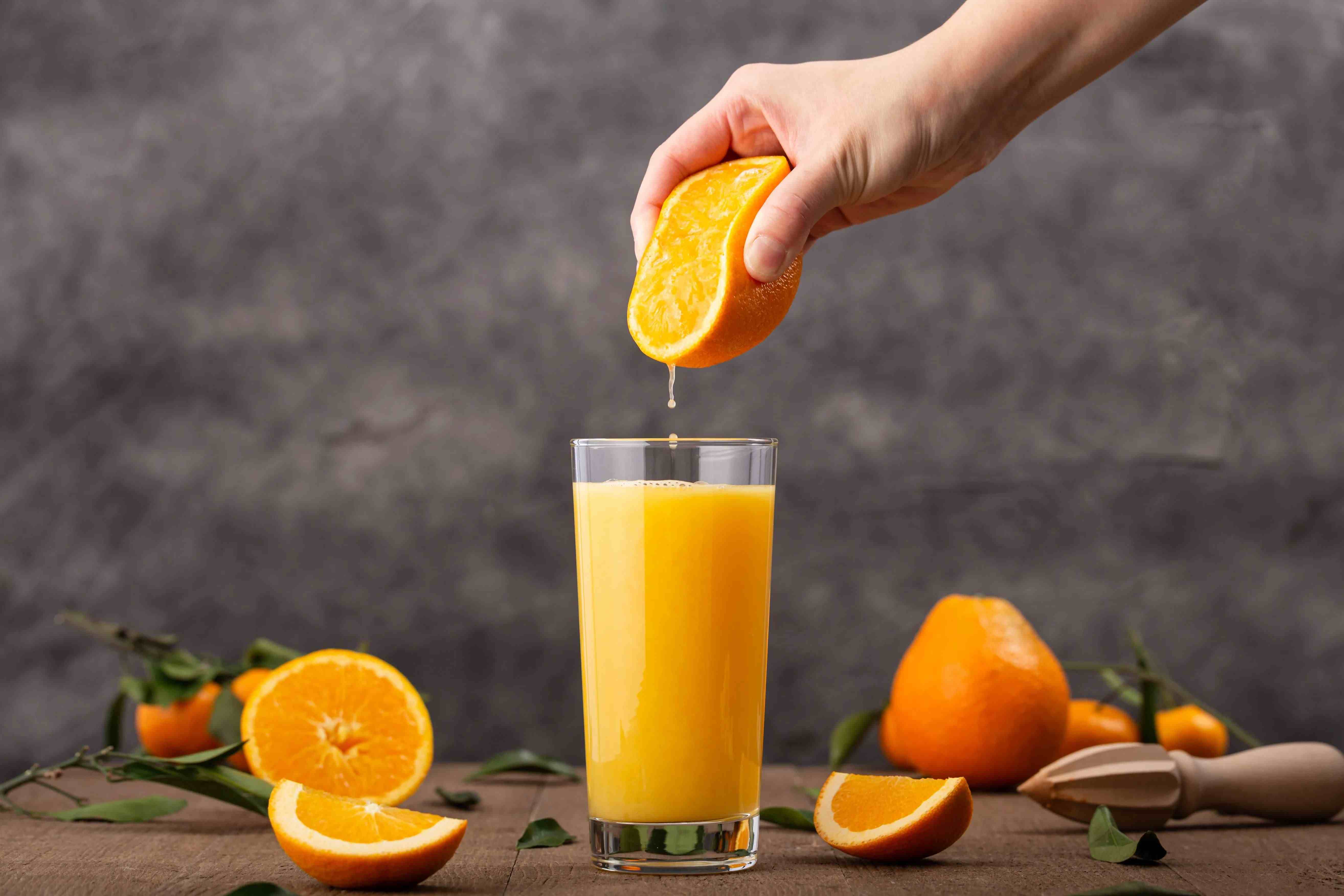 每天早上喝温柠檬水的五个好处。