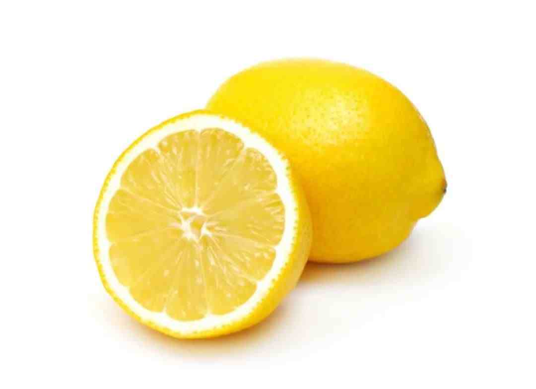 每天早上喝温柠檬水的五个好处。