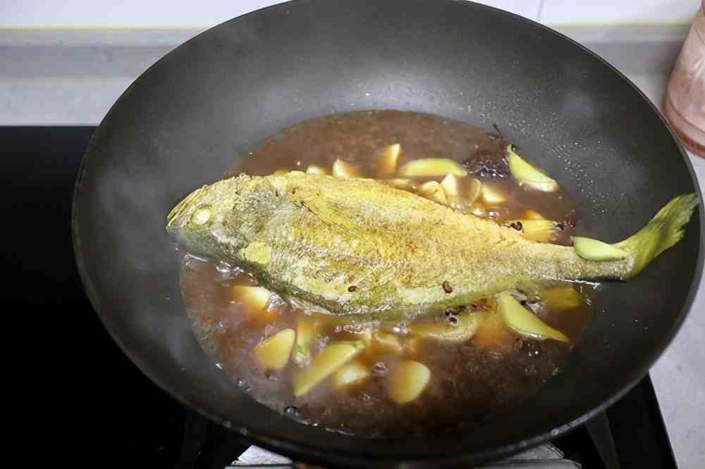 黄花鱼怎么做好吃？这两种做法做出来不比大厨差，味道鲜美无腥味