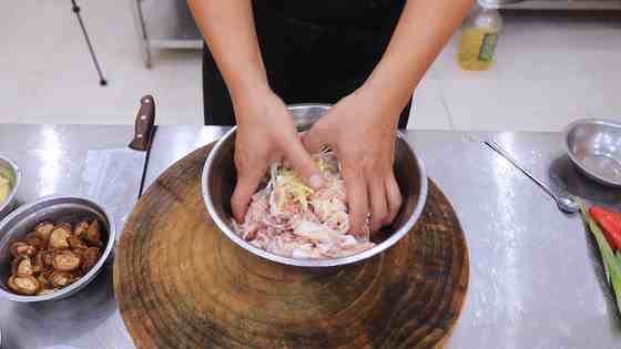 土豆炖鸡的家常做法，不焯水直接炖，土豆软糯鸡肉入味，特别香