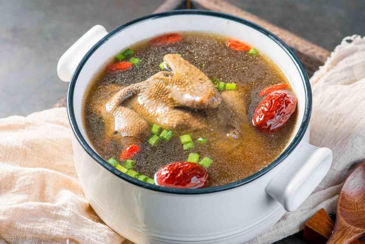 鸽子炖汤要不要焯水？教你正确做法，汤鲜味美没腥味，营养不流失