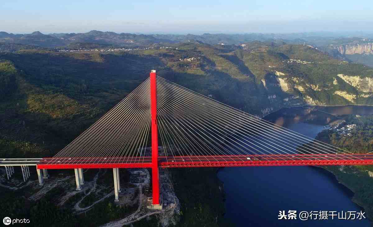 航拍贵州鸭池河大桥，目前世界上最大跨径的钢桁梁斜拉桥，壮观