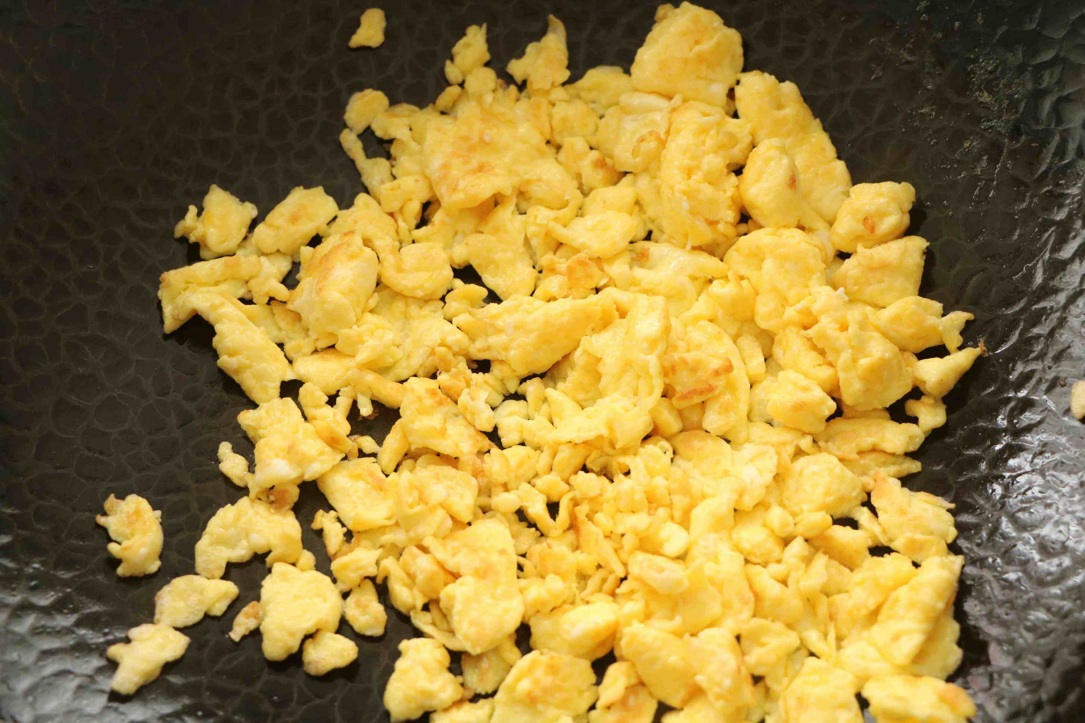 鸡蛋和蒜薹的新吃法，酱香美味，鲜嫩好吃，特下饭！一定要试试