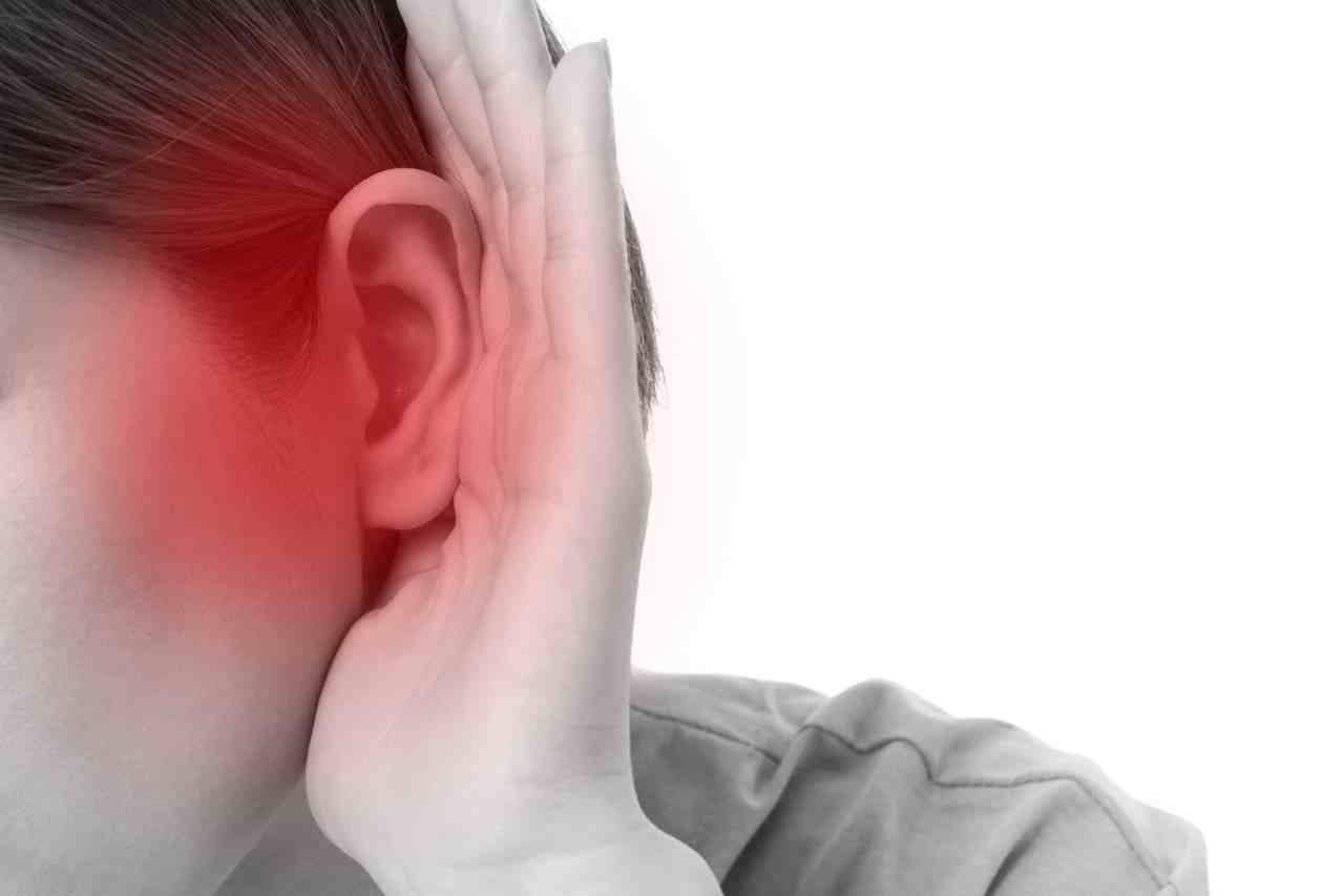中耳炎的症状与治疗(中耳炎有哪些症状该如何治疗)：中耳炎的症状与治疗(中耳炎有哪些症状该如何治疗)