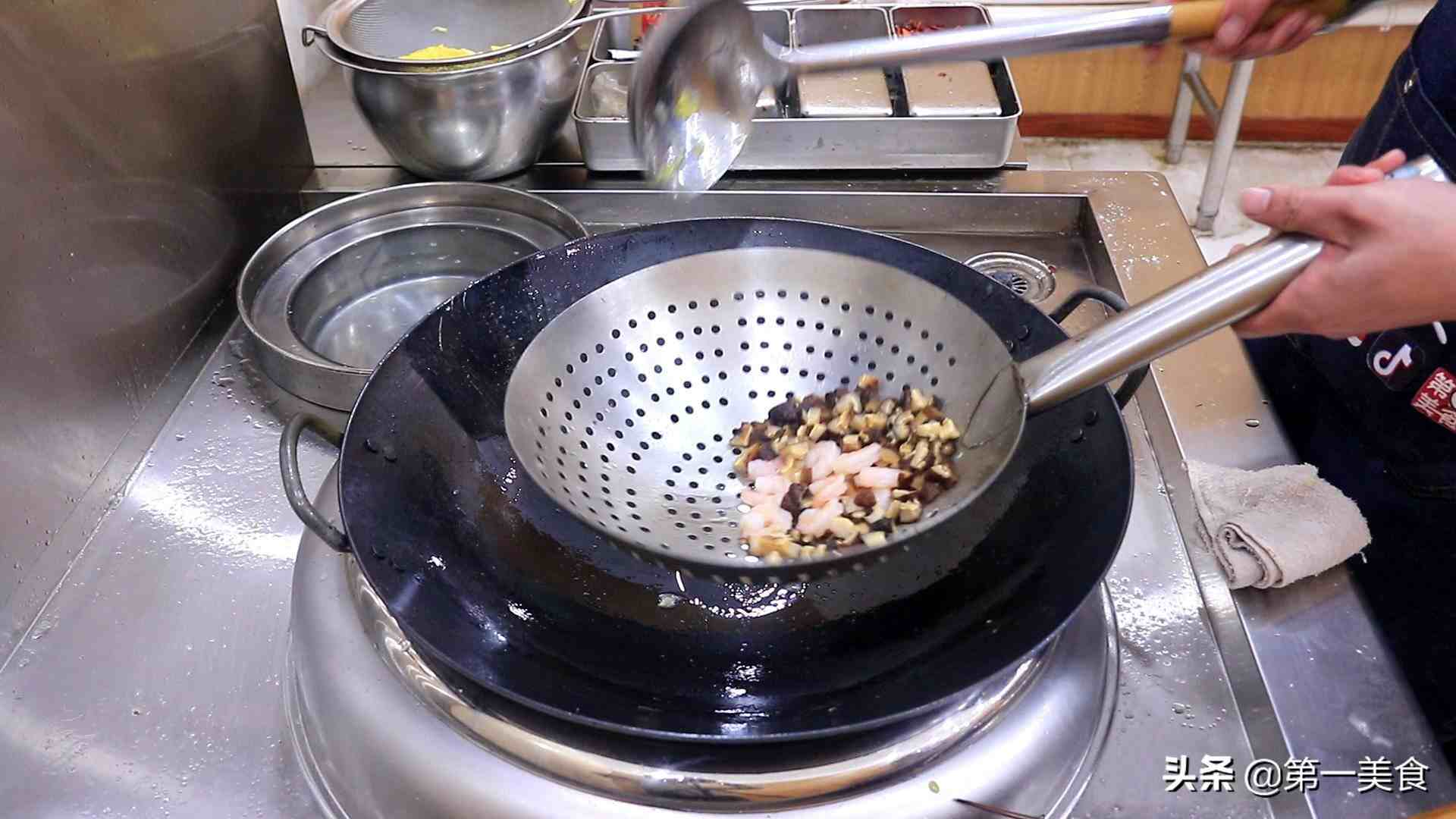 这才是蛋炒饭的地道做法，色泽金黄，粒粒分明，烹饪简单有食欲