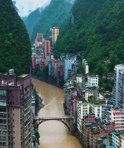 云南最窄的县城，逛的人心惊胆颤