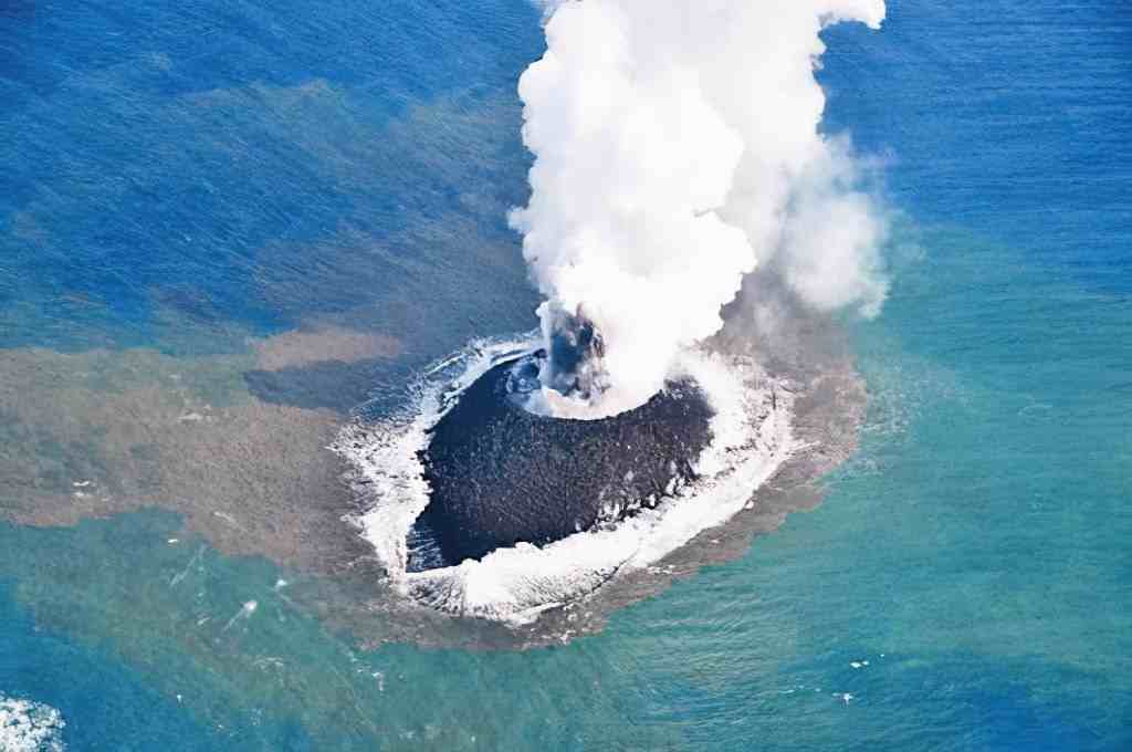 是因为在1964年2月时,叙尔特塞岛西北部又发生一次火山爆发,火山爆发