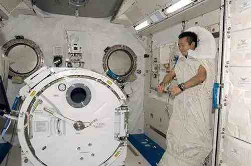 宇航员在太空中的生活起居如何？太空如厕不是一件容易的事情
