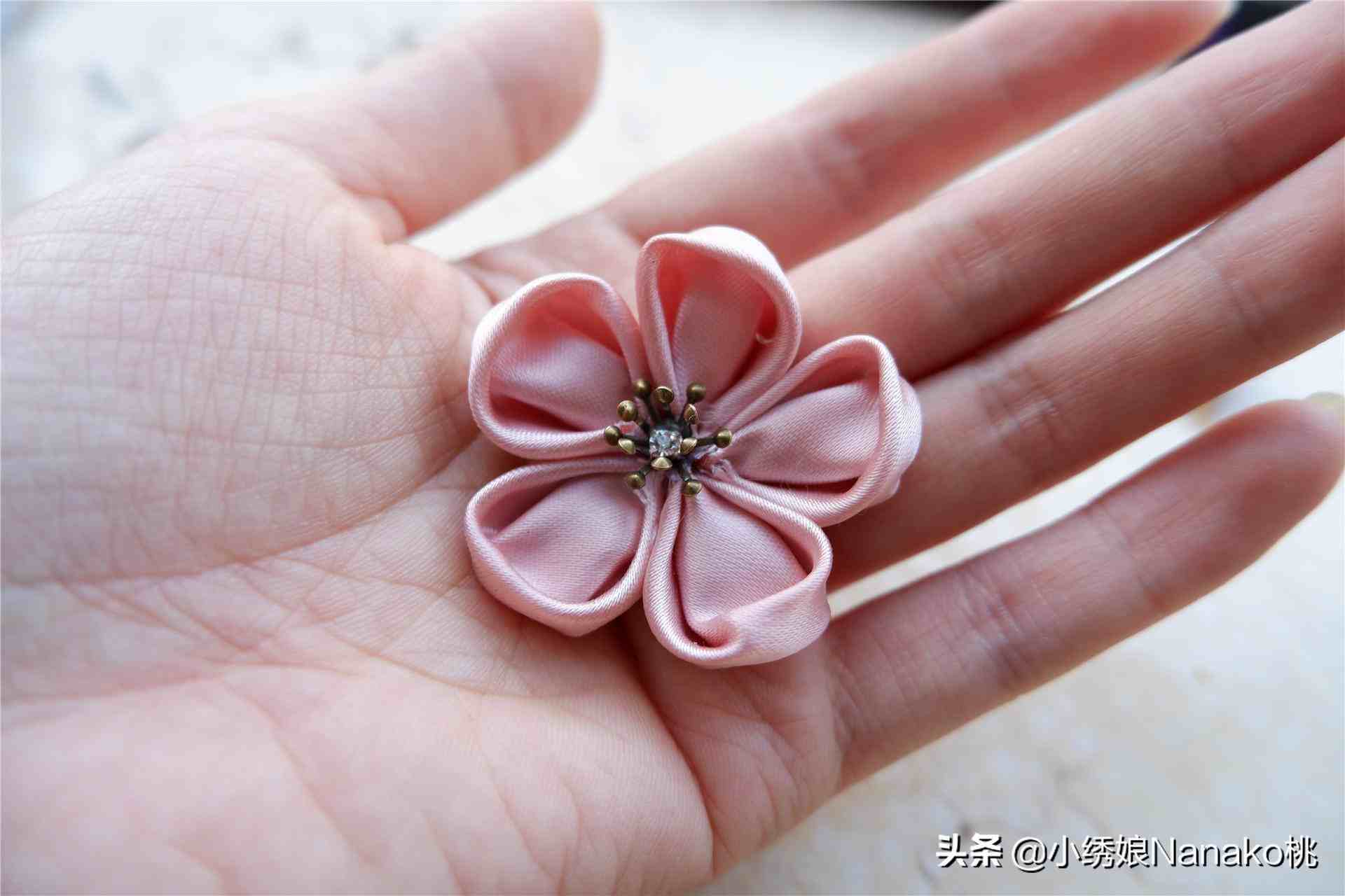 丝带花制作教程，细工花的材料太贵？用丝带制作的小花简单又好看