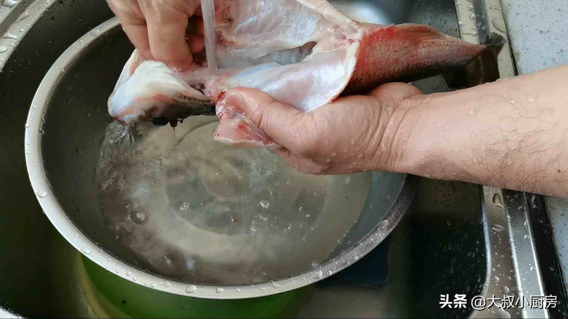 做清蒸鲈鱼，最忌放料酒和盐，教你正确做法，鱼肉鲜嫩，不腥不柴