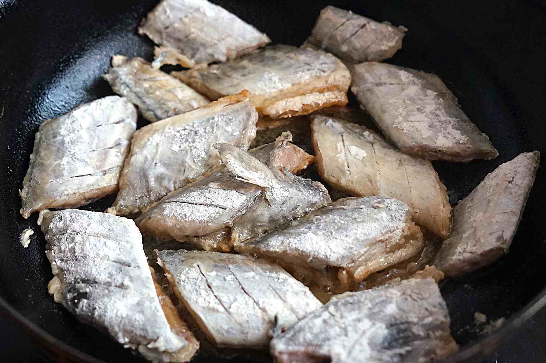 红烧带鱼怎么做才好吃？掌握这两个技巧，带鱼不破皮又没腥味