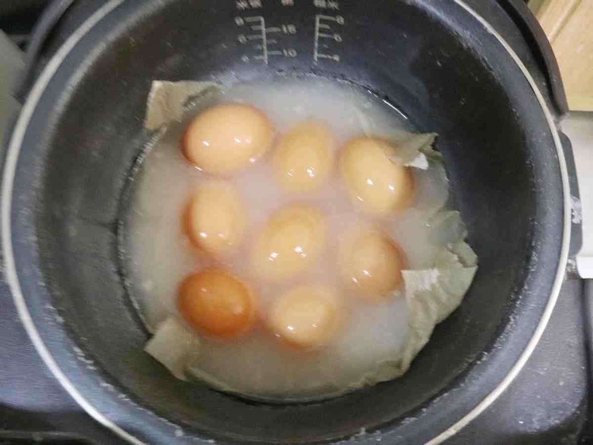 盐焗鸡蛋的做法，咸香入味，比卤鸡蛋好吃