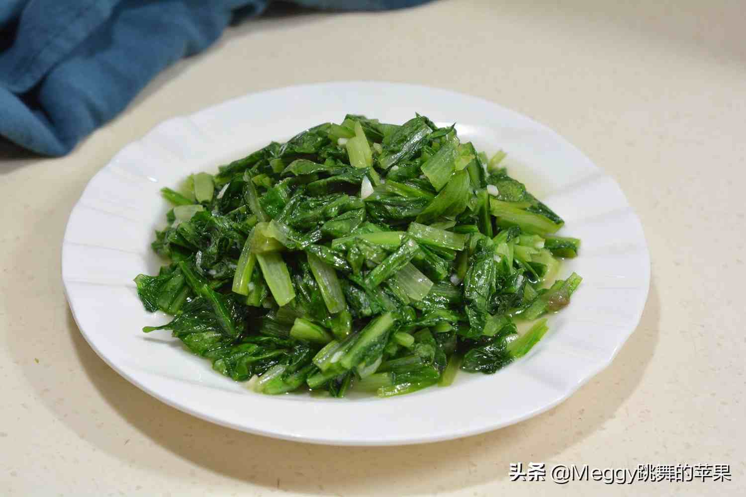 材料:油麥菜1把,大蒜2瓣,橄欖油適量,鹽適量1.