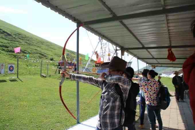 騎馬自然是首選且不失草原特色關山草原娛樂項目多酥香可口,別具風味