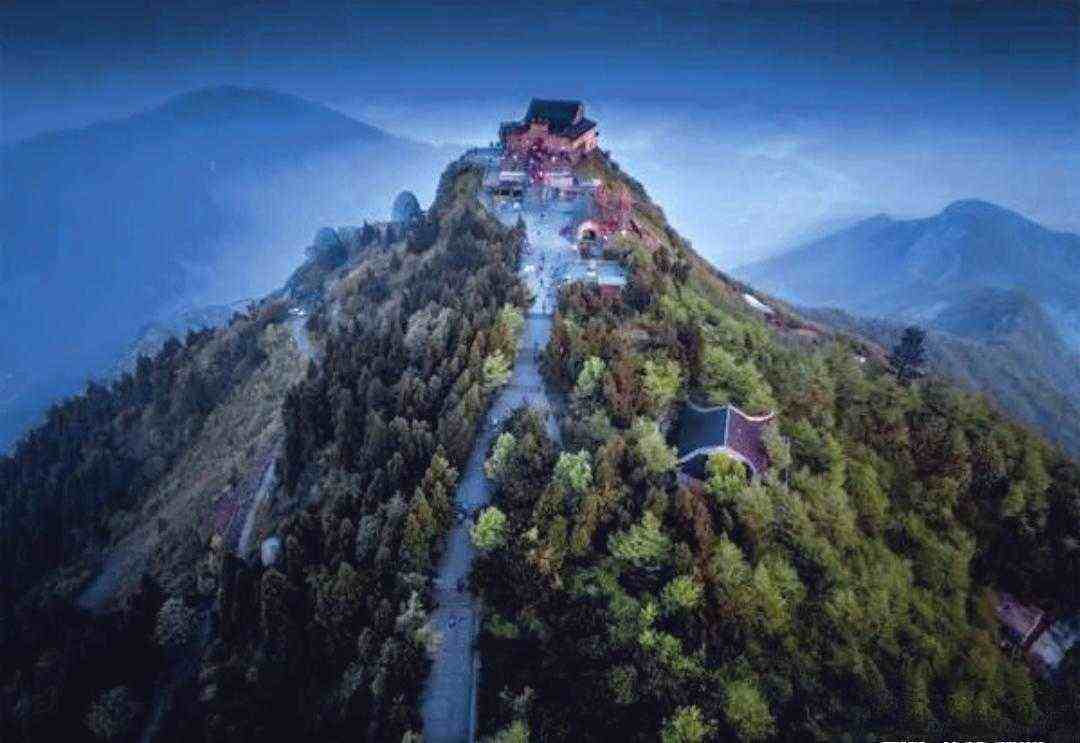 南岳衡山,有著名山峰有72座,其中以祝融峰,天柱峰,芙蓉峰,紫盖峰,石禀