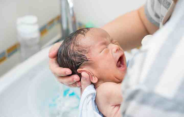 新生宝宝护理（刚出生的婴儿该怎么护理？）