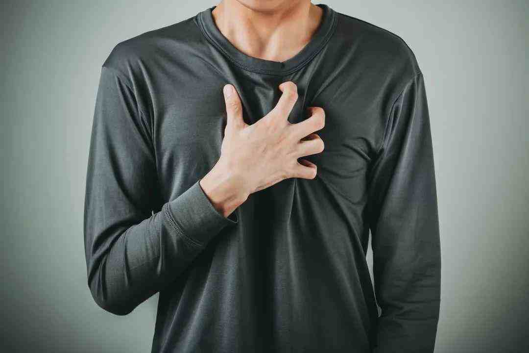 经常出现胸痛胸闷的症状，可能是创伤性气胸引起的，患病后早就医