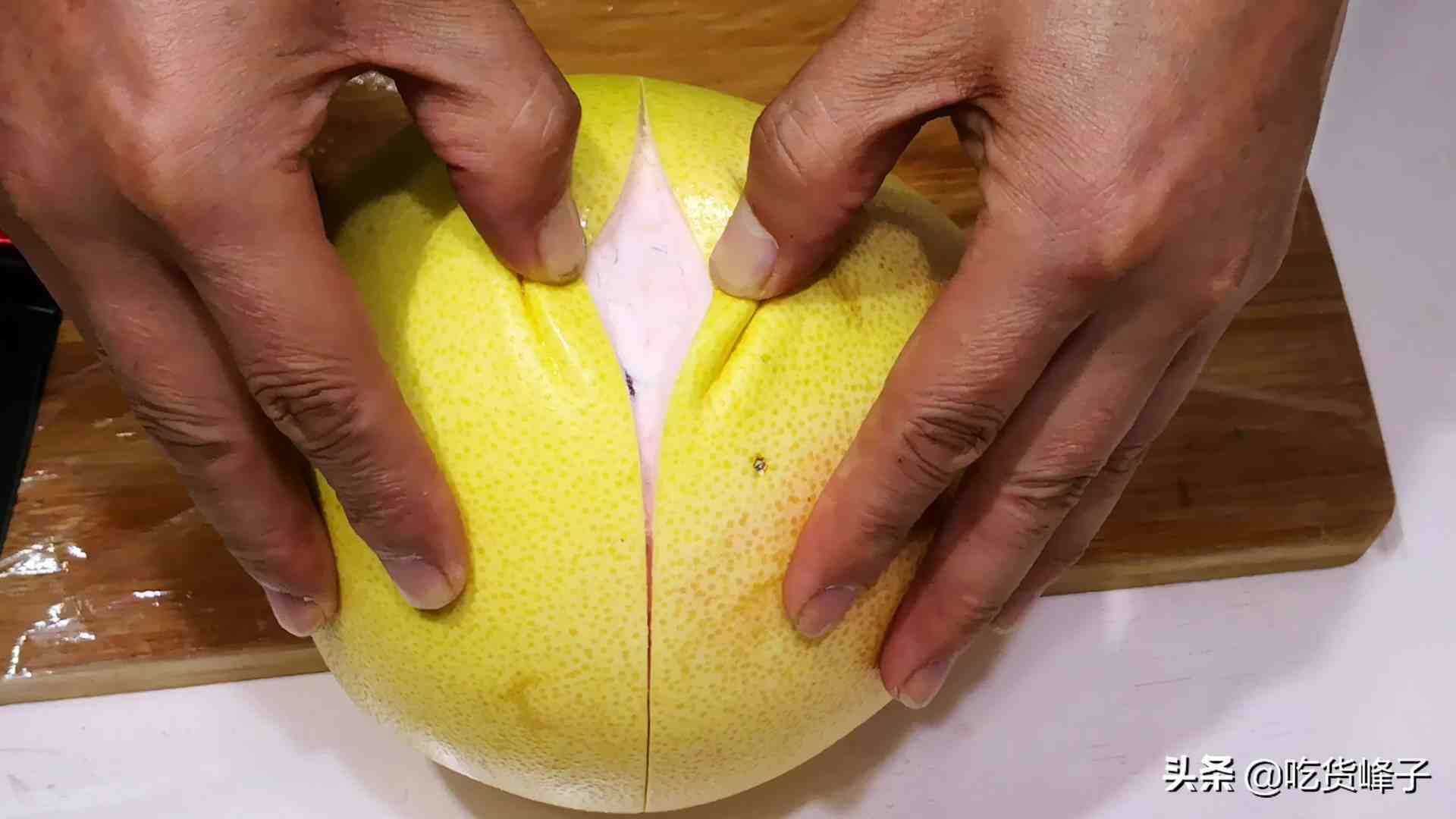 如何快速剥柚子？一把勺子，1根牙签，简单又快速，还没有白筋