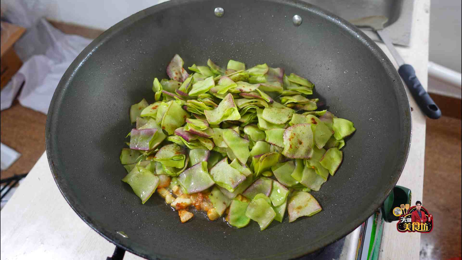扁豆怎么做好吃？加1块猪肉教你家常做法，营养美味，好吃又下饭