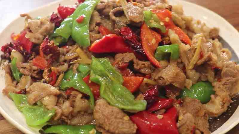 无辣不欢，新疆风味三椒爆炒羊肉片，盖上米饭吃，真过瘾