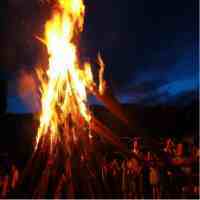 火把节是什么族的节日（少数民族的传统服饰和传统节日）