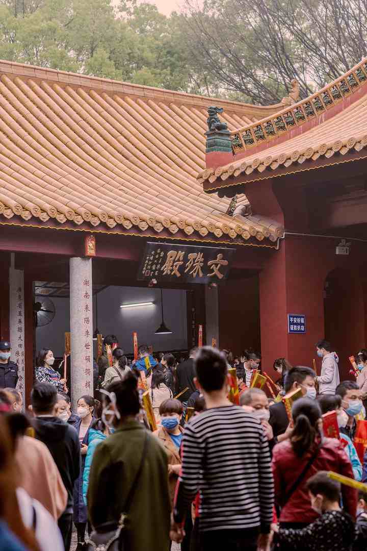 燒香圖片寺廟裡擠滿了燒香拜佛的人