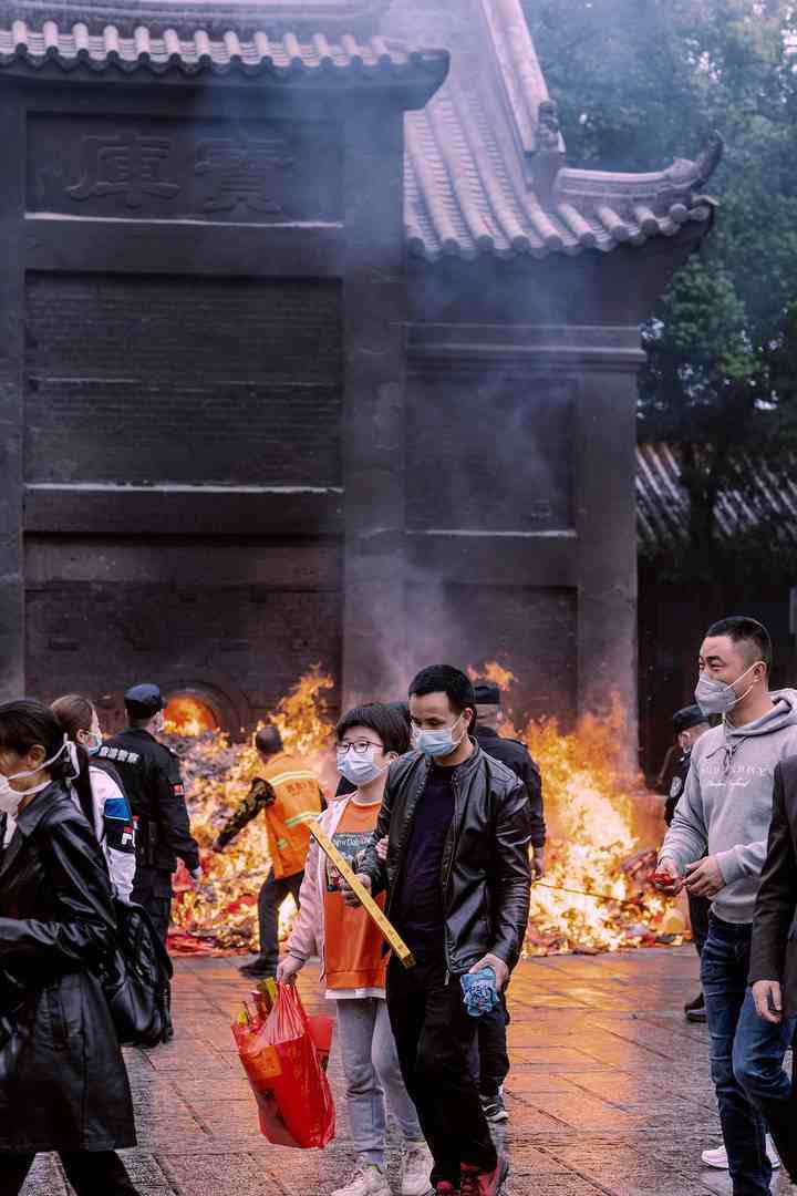 燒香圖片寺廟裡擠滿了燒香拜佛的人