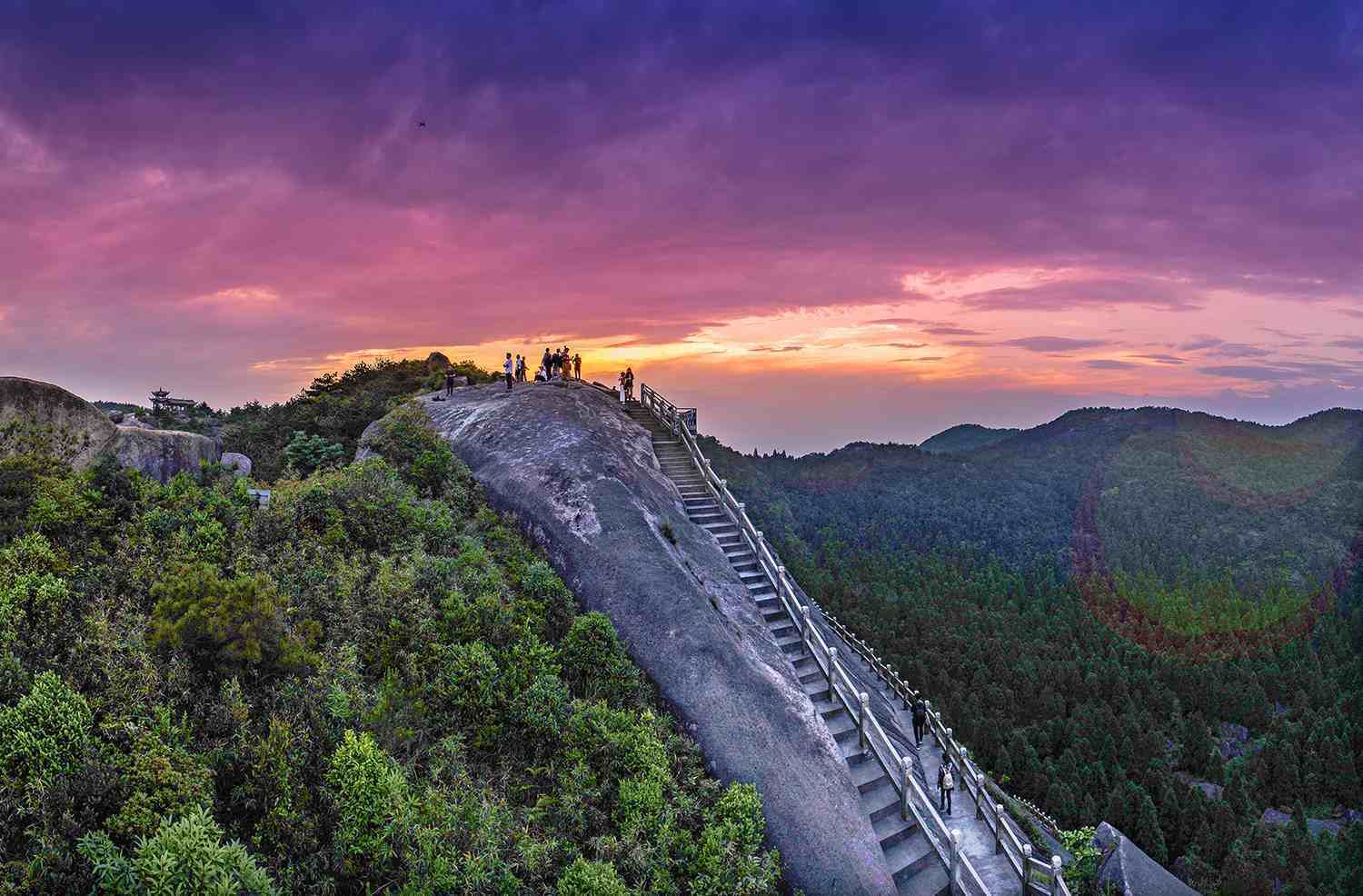 玉蒼山位於蒼南縣城西北處,是國家a網aaa級旅遊景區,有108處景點,以