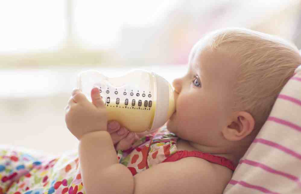 如何给新生儿换奶粉（想给宝宝换奶粉该怎么办？）
