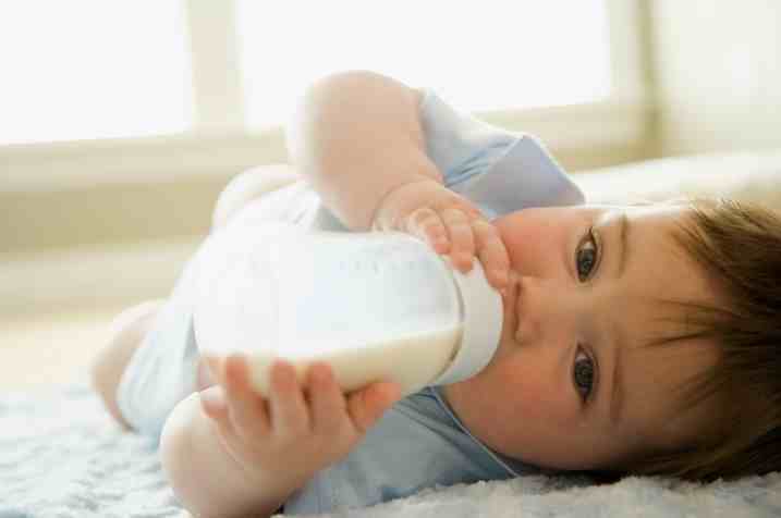 如何给新生儿换奶粉（想给宝宝换奶粉该怎么办？）