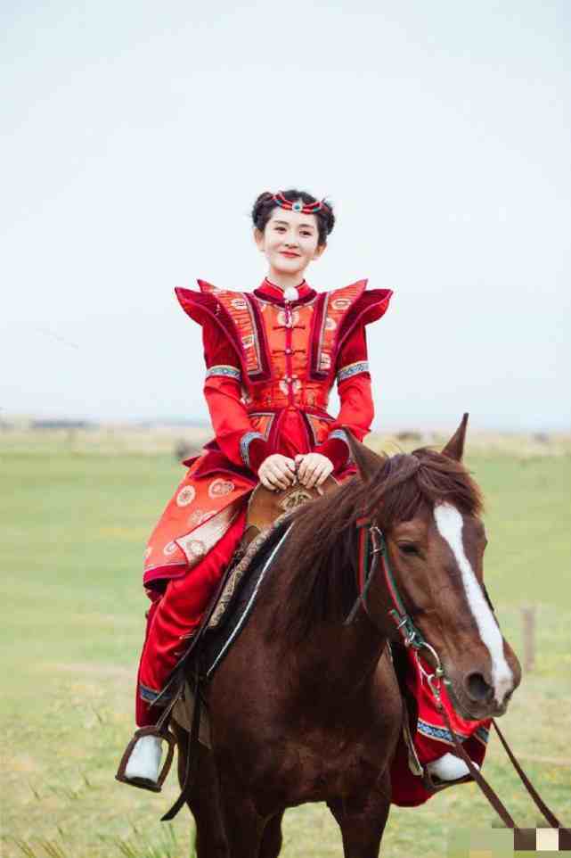 谢娜蒙古造型再现华筝公主,骑马射箭英姿不减当年,惊艳十足