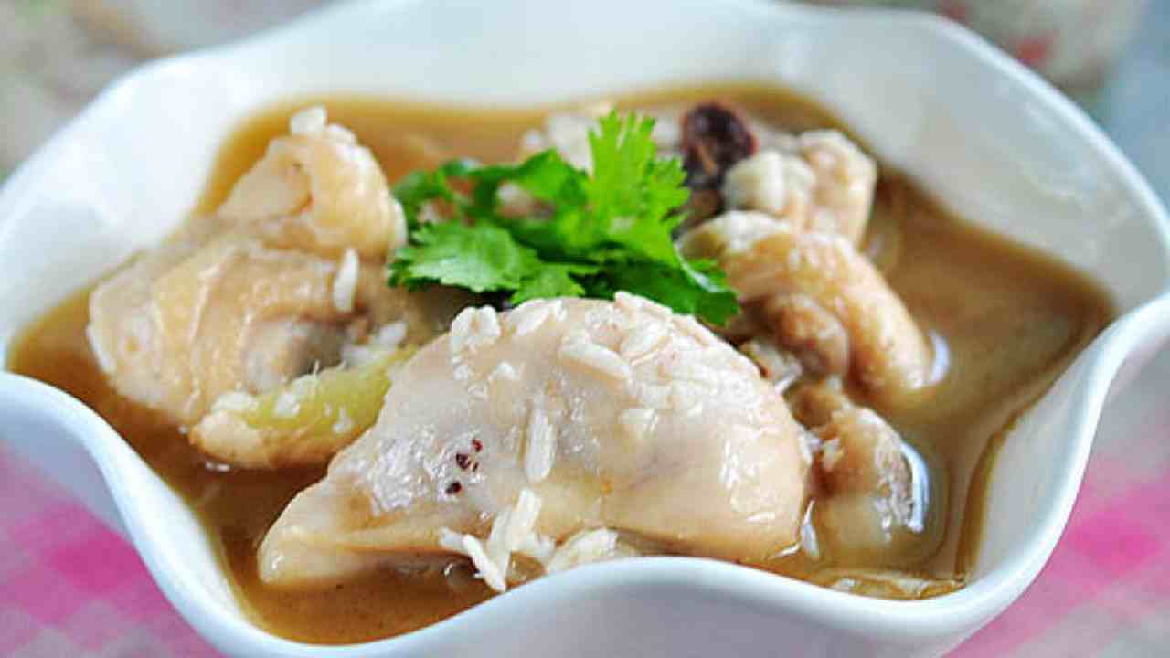 台湾风味麻油鸡的家常做法，大补味道也很好，美味暖身鸡汤随便吃