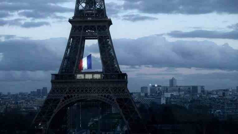 埃菲尔铁塔差点就没了，能干倒这个“法国精神”的，只有法国坑货